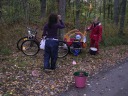 Vi parkerar cyklarna. Sofia, Manuela och Alexander